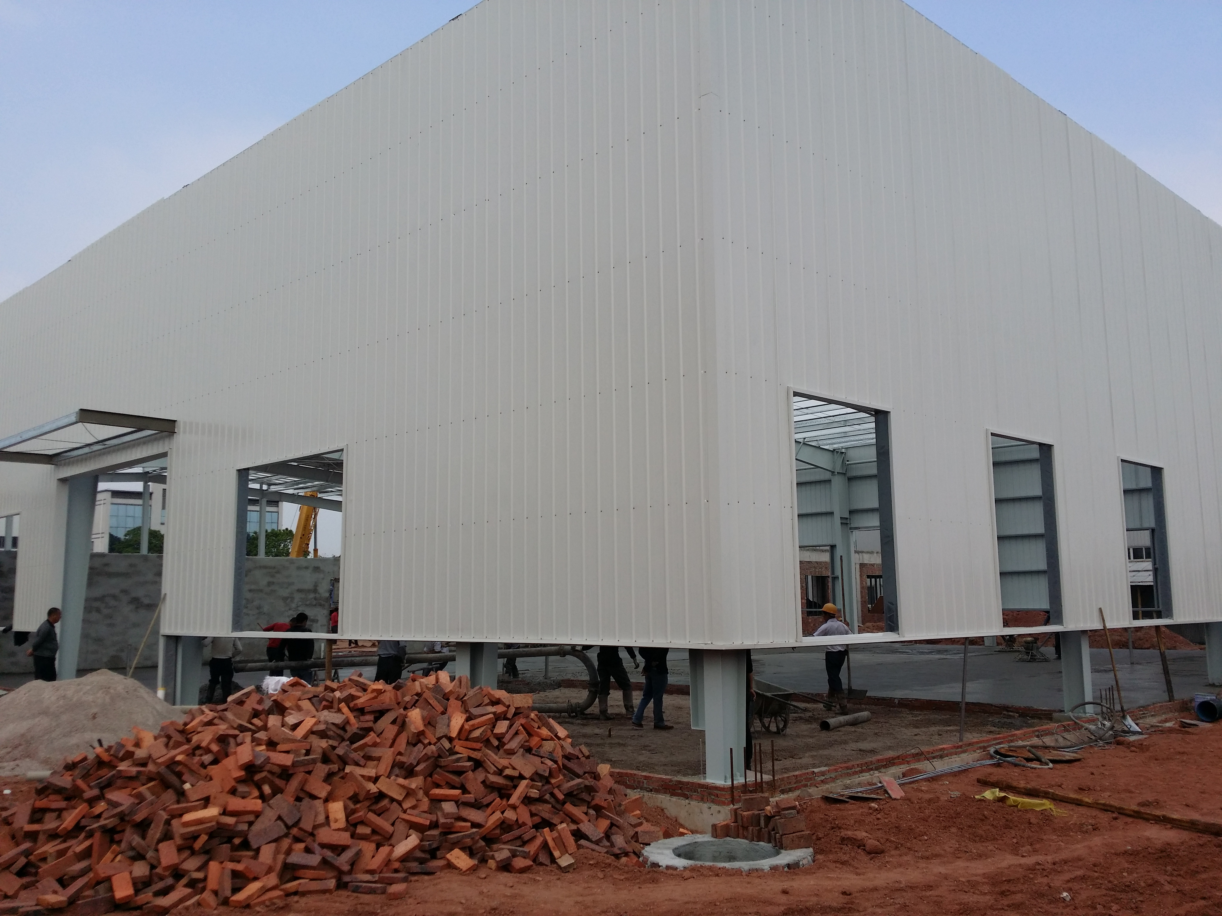 菲亞特4S店建造鋼結(jié)構(gòu)廠房工程實(shí)例及關(guān)鍵建材解析